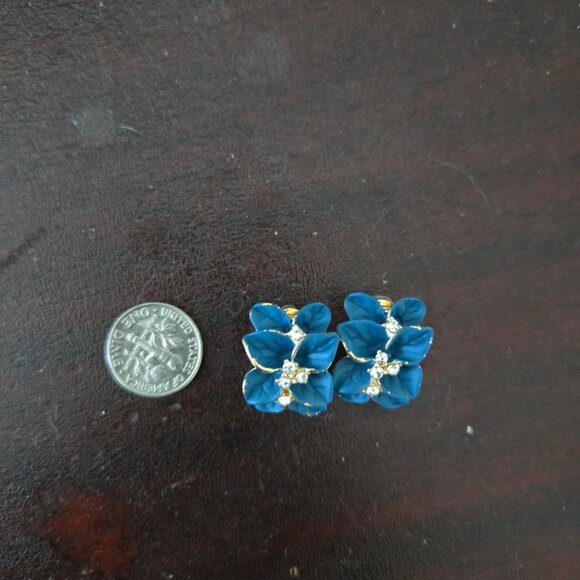 Neiman Marcus 18k Gold Plated White Crystal Dark Blue Flower Omega Earrings - Picture 4 of 4